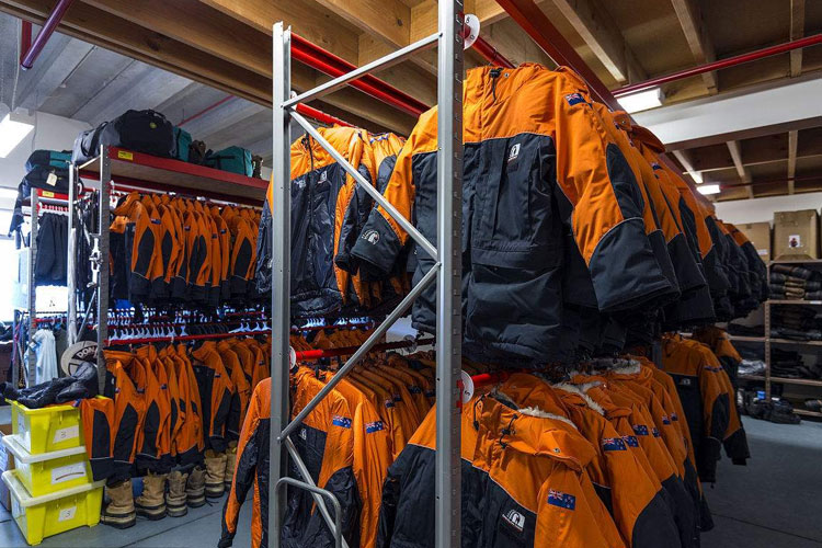 服裝倉(cāng)庫(kù)如何除濕？倉(cāng)庫(kù)除濕機(jī)輕松應(yīng)對(duì)潮濕問題